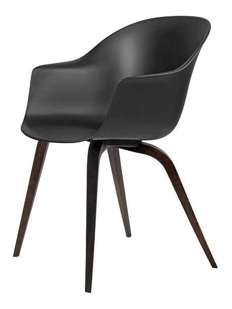 Bat Spisestol, wood base fra GUBI - Smoked oak / Black - Jacobsen Plus