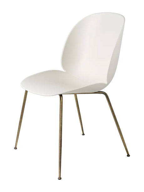 Beetle Chair, upolstret fra GUBI - Alabaster White shell / Conic base / Antique brass base - Jacobsen Plus