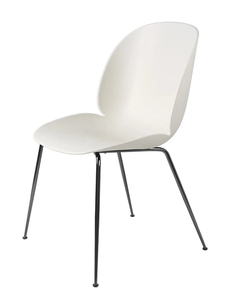 Beetle Chair, upolstret fra GUBI - Alabaster White shell / Conic base / Black chrome base - Jacobsen Plus