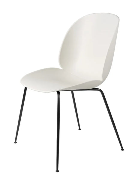Beetle Chair, upolstret fra GUBI - Alabaster White shell / Conic base / Black base - Jacobsen Plus