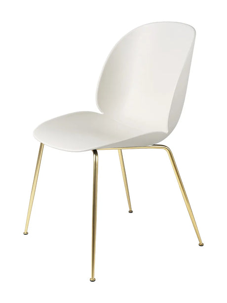 Beetle Chair, upolstret fra GUBI - Alabaster White shell / Conic base / Brass base - Jacobsen Plus