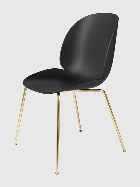 Beetle Chair, upolstret fra GUBI - Black shell / Conic base / Brass base - Jacobsen Plus
