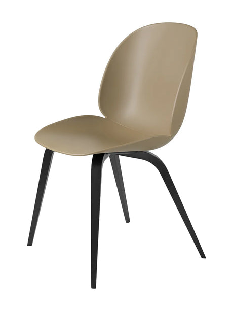 Beetle Chair, upolstret fra GUBI - Pebble Brown shell / Wood base / Black stained beech base - Jacobsen Plus