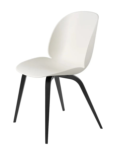 Beetle Chair, upolstret fra GUBI - Alabaster White shell / Wood base / Black stained beech base - Jacobsen Plus