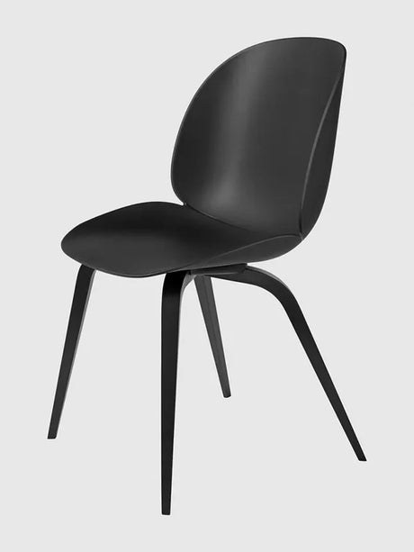 Beetle Chair, upolstret fra GUBI - Black shell / Wood base / Black stained beech base - Jacobsen Plus