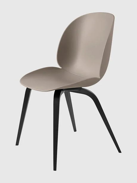 Beetle Chair, upolstret fra GUBI - New beige shell / Wood base / Black stained beech base - Jacobsen Plus