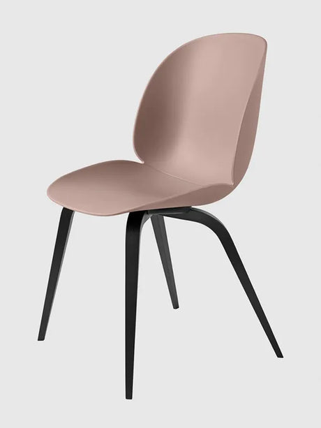 Beetle Chair, upolstret fra GUBI - Sweet pink shell / Wood base / Black stained beech base - Jacobsen Plus