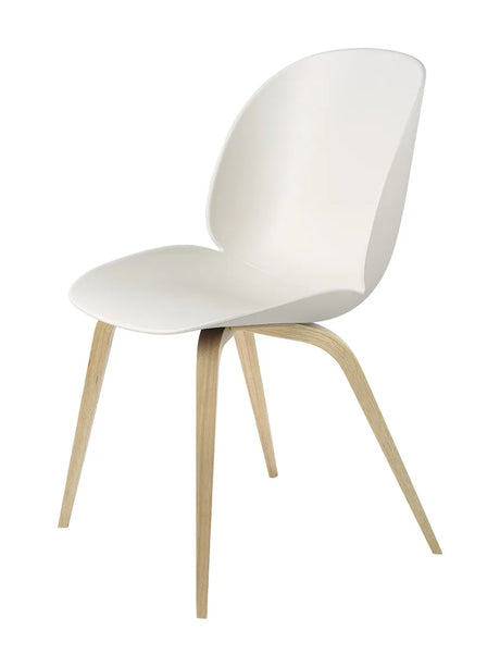 Beetle Chair, upolstret fra GUBI - Alabaster White shell / Wood base / Oak base - Jacobsen Plus