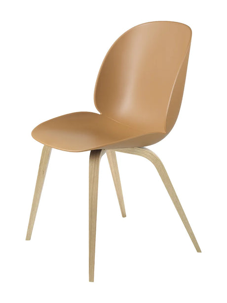 Beetle Chair, upolstret fra GUBI - Amber Brown shell / Wood base / Oak base - Jacobsen Plus