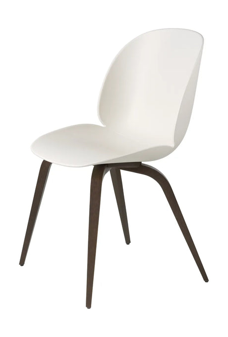 Beetle Chair, upolstret fra GUBI - Alabaster White shell / Wood base / Smoked oak base - Jacobsen Plus