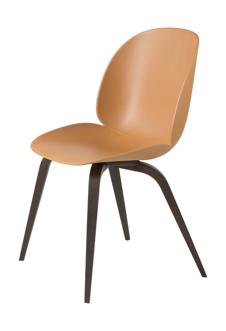 Beetle Chair, upolstret fra GUBI - Amber Brown shell / Wood base / Smoked oak base - Jacobsen Plus