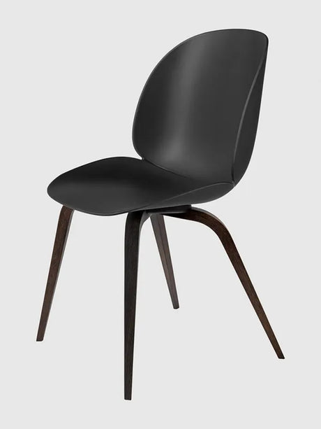 Beetle Chair, upolstret fra GUBI - Black shell / Wood base / Smoked oak base - Jacobsen Plus