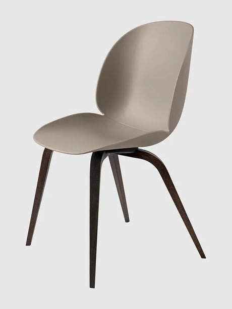 Beetle Chair, upolstret fra GUBI - New beige shell / Wood base / Smoked oak base - Jacobsen Plus