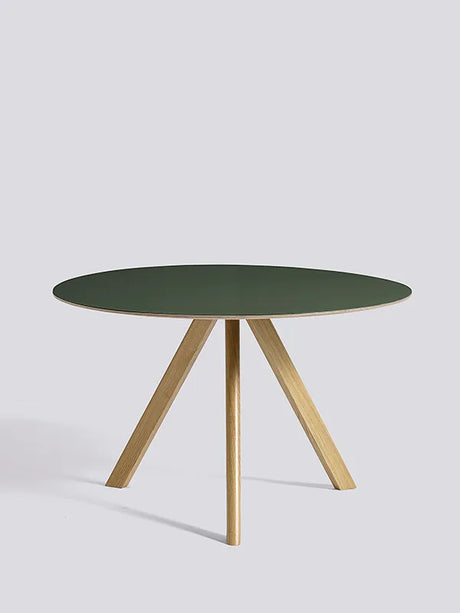 Copenhague CPH20 Bord, Ø120 cm fra Hay - Lakeret eg / Grøn linoleum - Jacobsen Plus