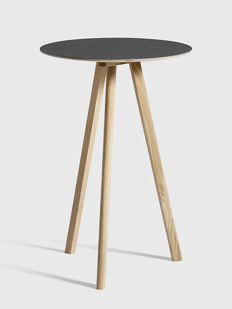 Copenhague CPH20 Bord, Ø70 cm fra Hay - Lakeret eg / Sort linoleum - Jacobsen Plus