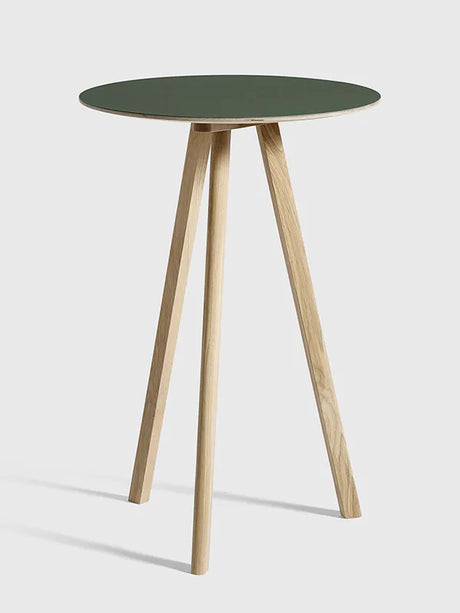 Copenhague CPH20 Bord, Ø70 cm fra Hay - Lakeret eg / Grøn linoleum - Jacobsen Plus