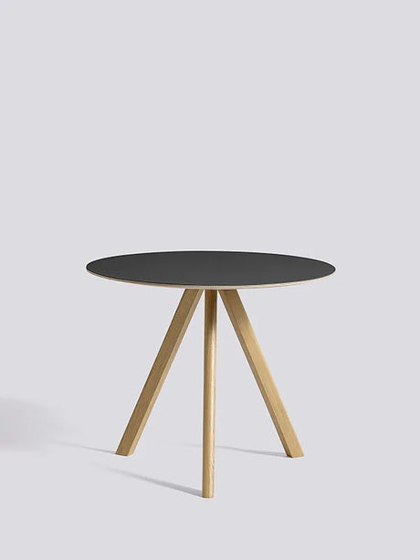 Copenhague CPH20 Bord, Ø90 cm fra Hay - Lakeret eg / Sort linoleum - Jacobsen Plus