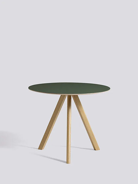 Copenhague CPH20 Bord, Ø90 cm fra Hay - Lakeret eg / Grøn linoleum - Jacobsen Plus