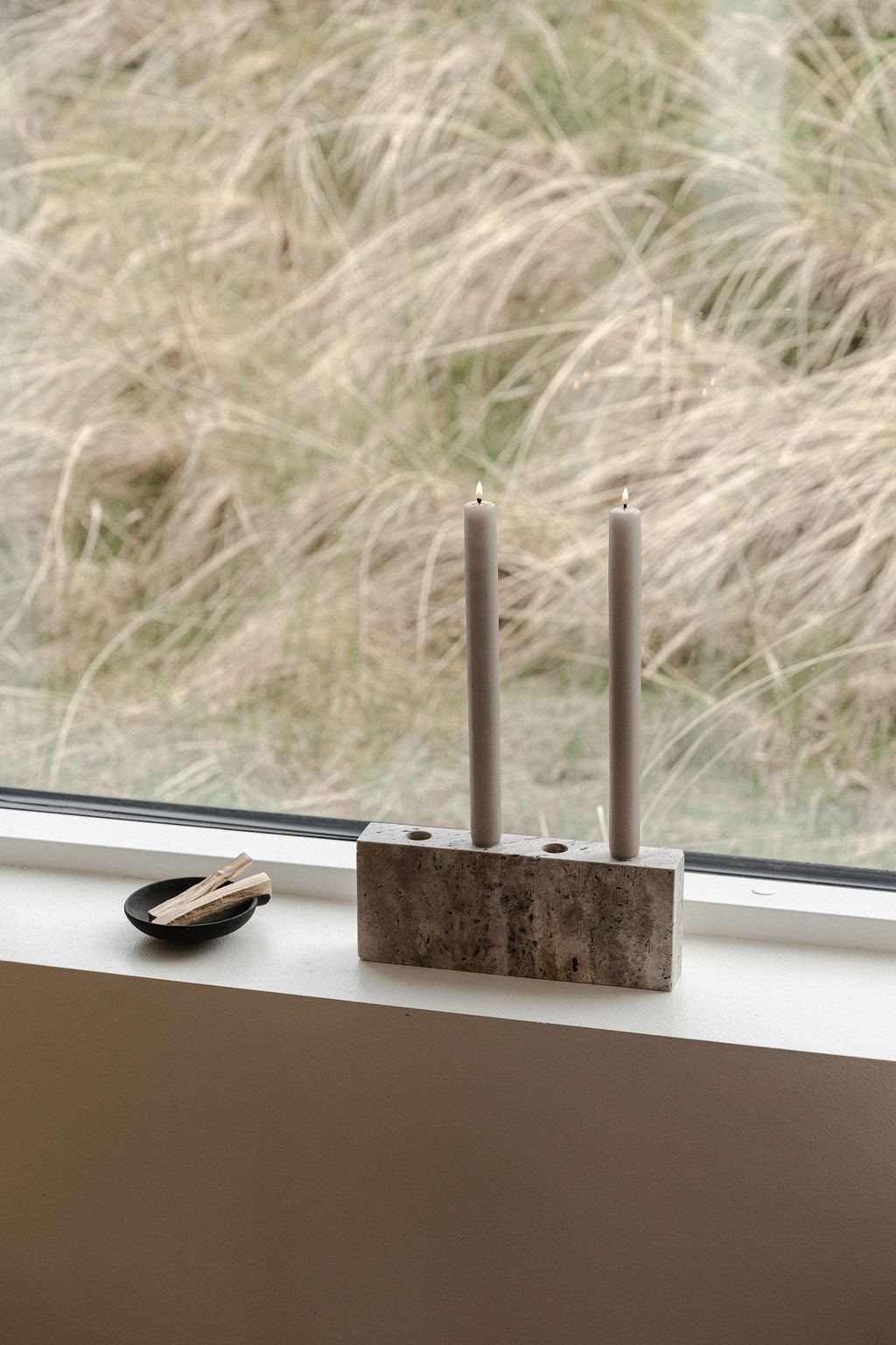 Epode Lysestage 25 cm, travertin silver fra Wabi Sabi Nordic - 4 - Jacobsen Plus