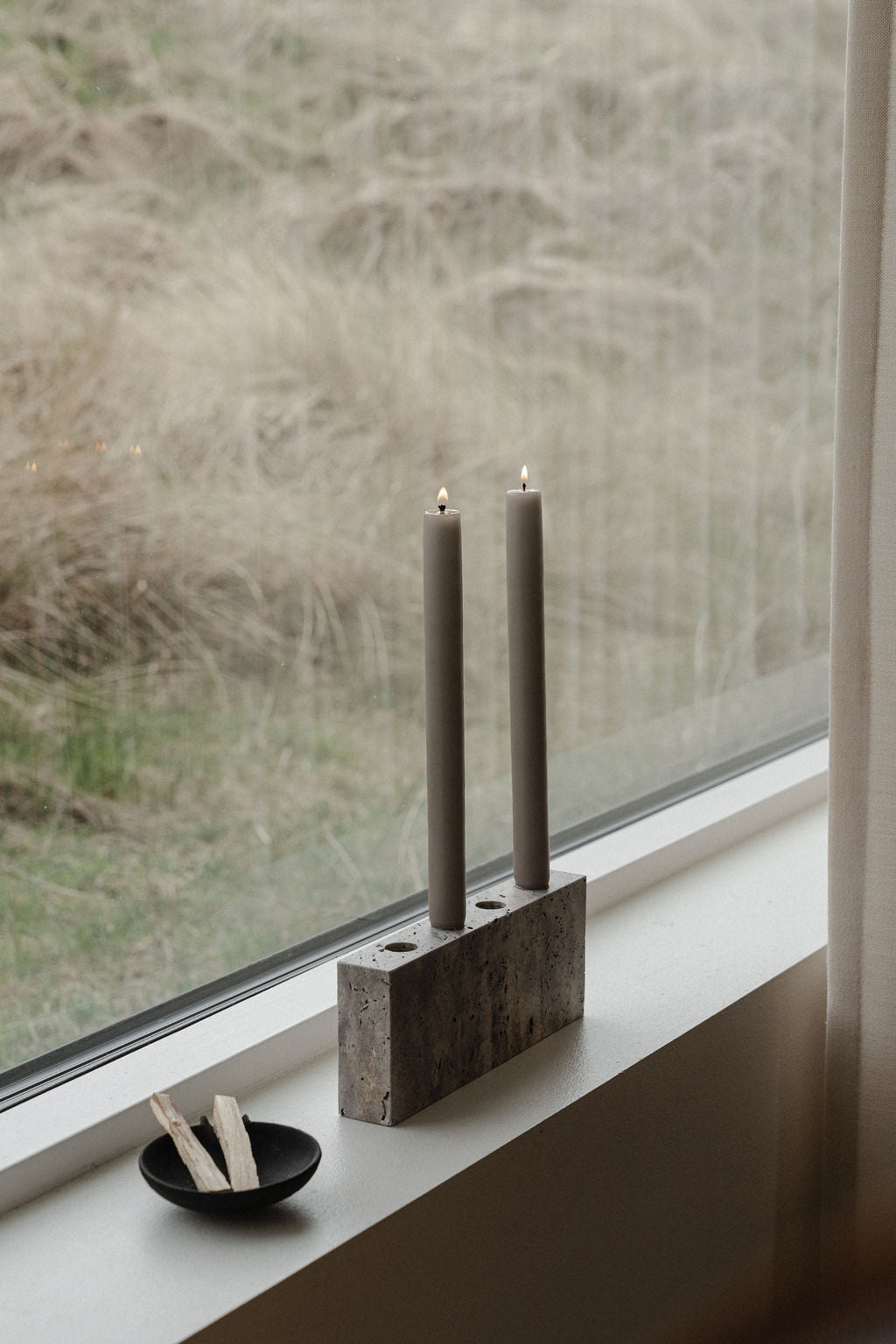 Epode Lysestage 25 cm, travertin silver fra Wabi Sabi Nordic - 2 - Jacobsen Plus