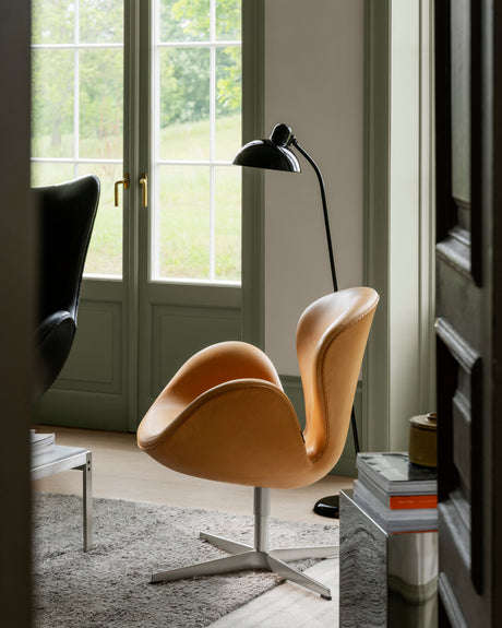 3320 Svanen i læder af Arne Jacobsen - 1 - Jacobsen Plus