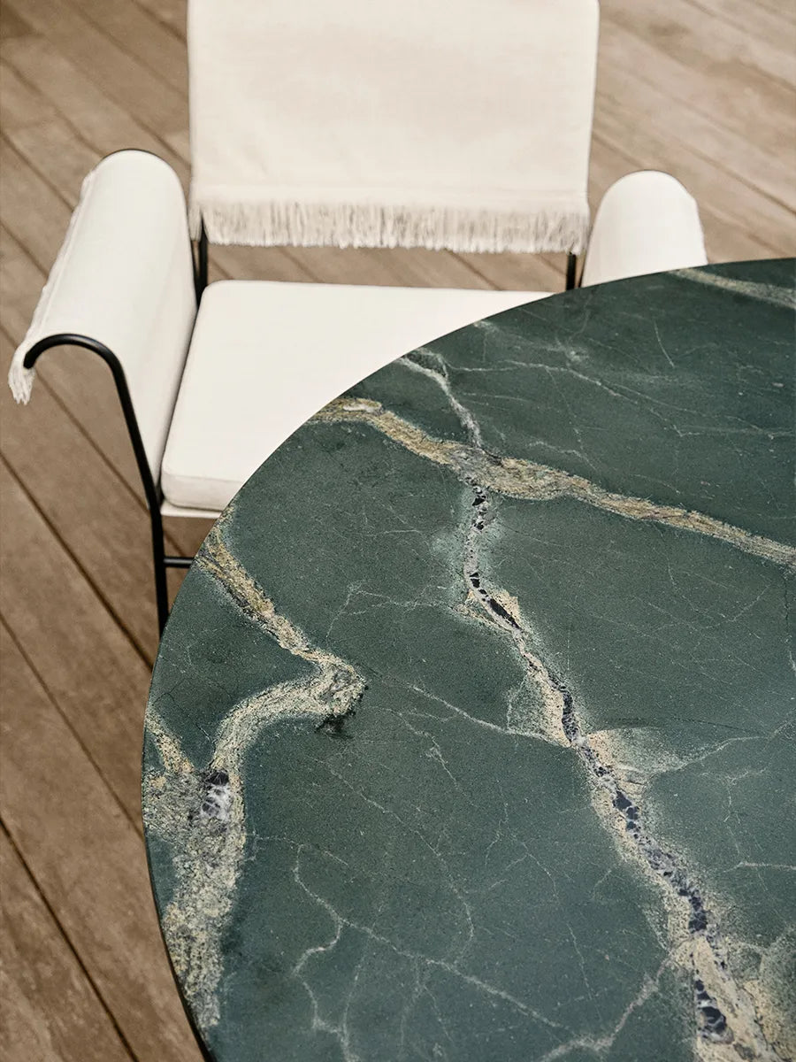 Epic Outdoor Dining Table, round fra GUBI