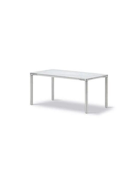 Piloti Bord, hvid carrara fra Fredericia Furniture - 6610: 75 x 39 x H35 cm / Sort pulverlakeret aluminium - Jacobsen Plus