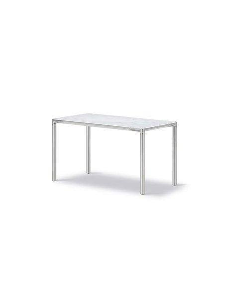 Piloti Bord, hvid carrara fra Fredericia Furniture - 6610: 75 x 39 x H41 cm / Sort pulverlakeret aluminium - Jacobsen Plus