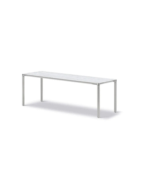 Piloti Bord, hvid carrara fra Fredericia Furniture - 6615: 120 x 39 x H41 cm / Sort pulverlakeret aluminium - Jacobsen Plus