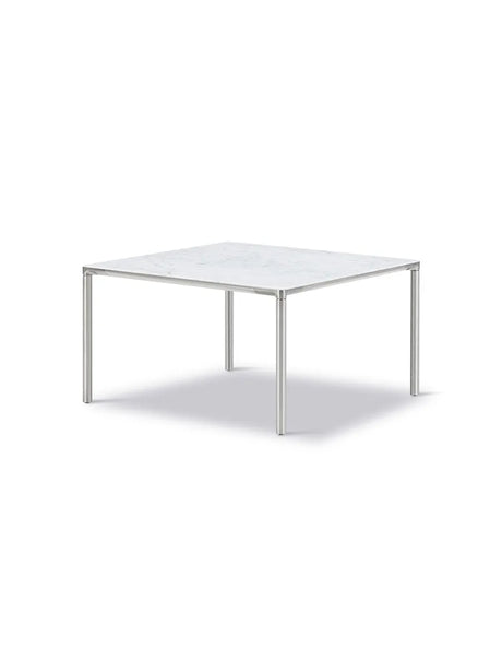 Piloti Bord, hvid carrara fra Fredericia Furniture - 6620: 75 x 75 x H41 cm / Sort pulverlakeret aluminium - Jacobsen Plus