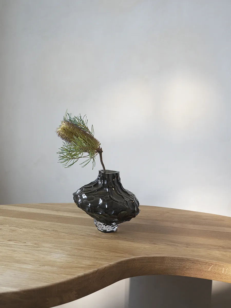 Canyon Vase Large, smoke fra Hein studio