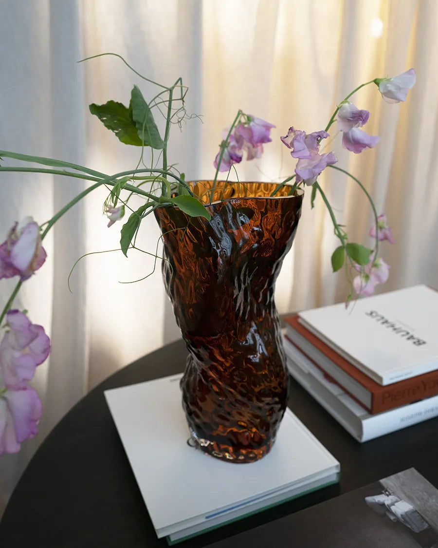 Ostrea Vase, amber fra Hein Studio