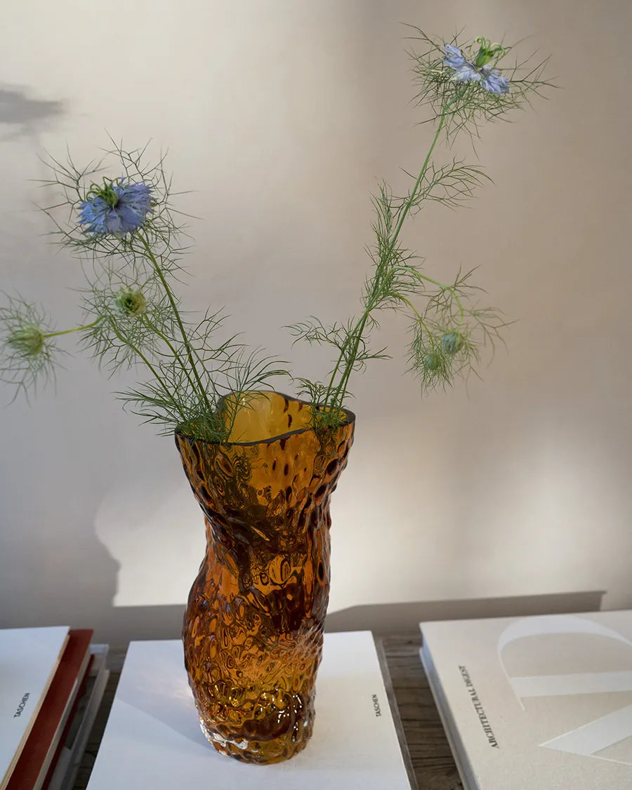 Ostrea Vase, amber fra Hein Studio