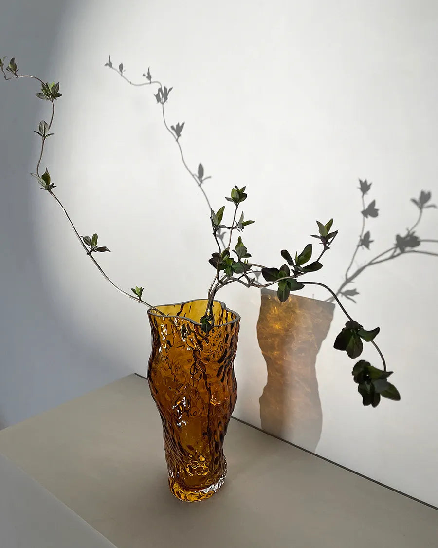 Ostrea Vase, amber fra Hein Studio
