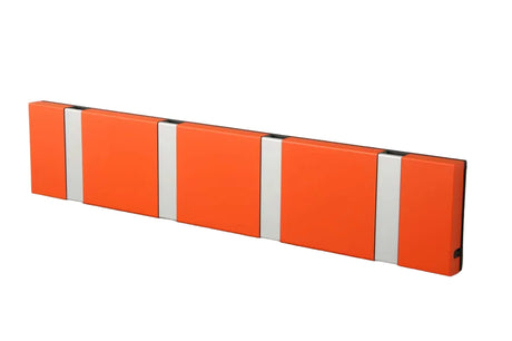 KNAX knagerække med fire knager fra LoCa - Hot orange / Grå knager - Jacobsen Plus