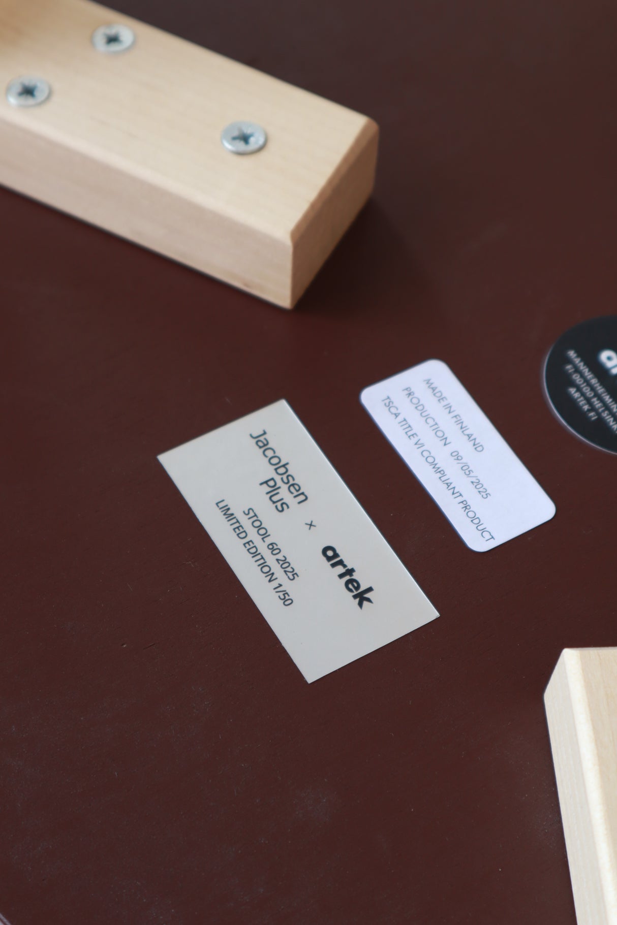 Limited Edition Stool 60, Mahogany Brown fra Artek - 7 - Jacobsen Plus