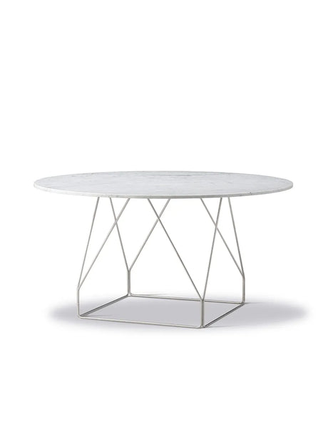 JG Table Ø140 cm fra Fredericia Furniture - Hvid Carrara marmor / Sort stål - Jacobsen Plus