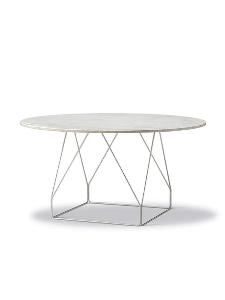 JG Table Ø140 cm fra Fredericia Furniture - Ivory kvarsit marmor / Sort stål - Jacobsen Plus