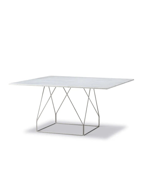 JG Table 140x140 cm fra Fredericia Furniture - Hvid Carrara marmor / Sort stål - Jacobsen Plus
