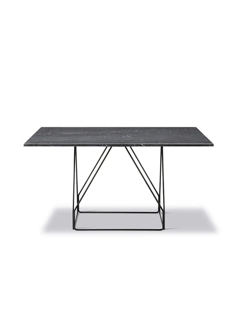JG Table 140x140 cm fra Fredericia Furniture - Sort marquina marmor / Sort stål - Jacobsen Plus