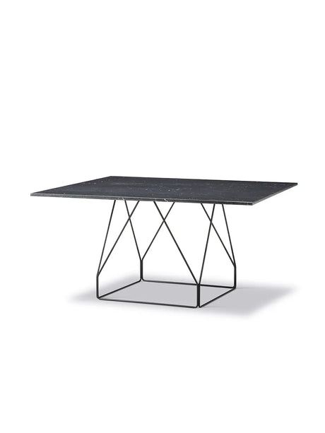 JG Table 140x140 cm fra Fredericia Furniture - Sort marquina marmor / Rustfrit børstet stål - Jacobsen Plus