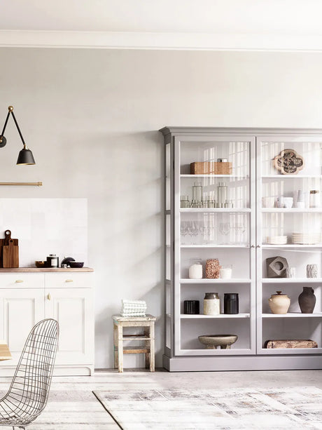 Vitrineskab Classic V2, lys grå fra Lindebjerg Design - 2 - Jacobsen Plus