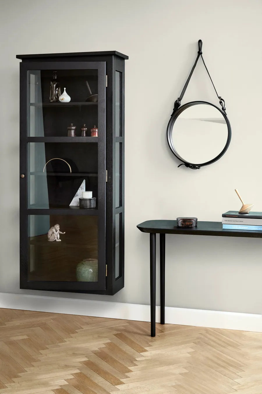 Væghængt Vitrineskab N4, dark oak fra Lindebjerg Design