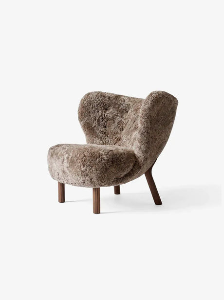 Little Petra VB1 fra &Tradition - Sheepskin Sahara / Valnød - Jacobsen Plus