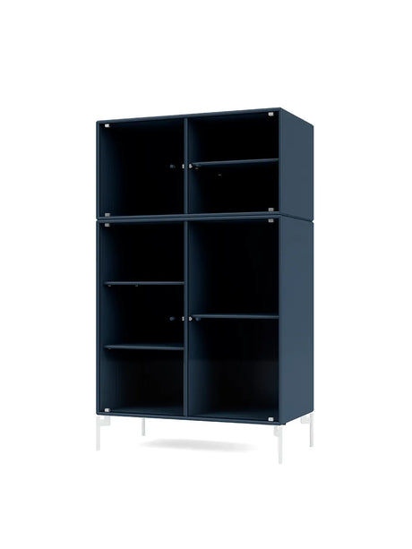 Ripple III Vitrineskab, inkl. ben fra Montana - Juniper / Snow - Jacobsen Plus