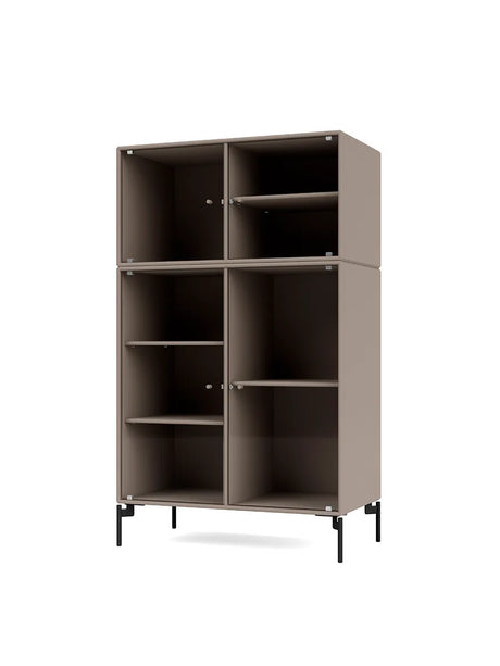 Ripple III Vitrineskab, inkl. ben fra Montana - Truffle / Black - Jacobsen Plus