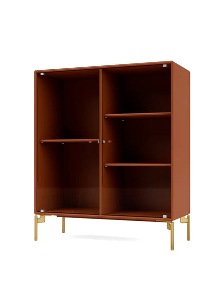 Ripple II Vitrineskab, inkl. ben fra Montana - Hazelnut / Messing - Jacobsen Plus