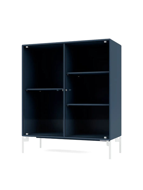 Ripple II Vitrineskab, inkl. ben fra Montana - Juniper / Snow - Jacobsen Plus