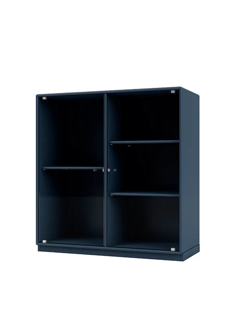 Ripple II Vitrineskab, inkl. sokkel fra Montana - Juniper / Sokkel 3 cm - Jacobsen Plus