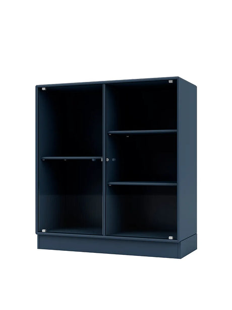 Ripple II Vitrineskab, inkl. sokkel fra Montana - Juniper / Sokkel 7 cm - Jacobsen Plus